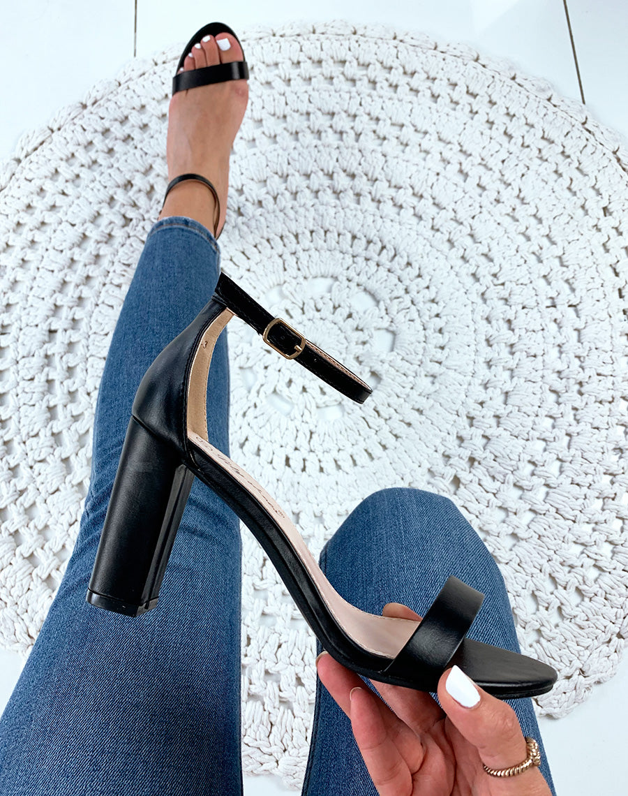 Sandales en similicuir noires à talons carrés