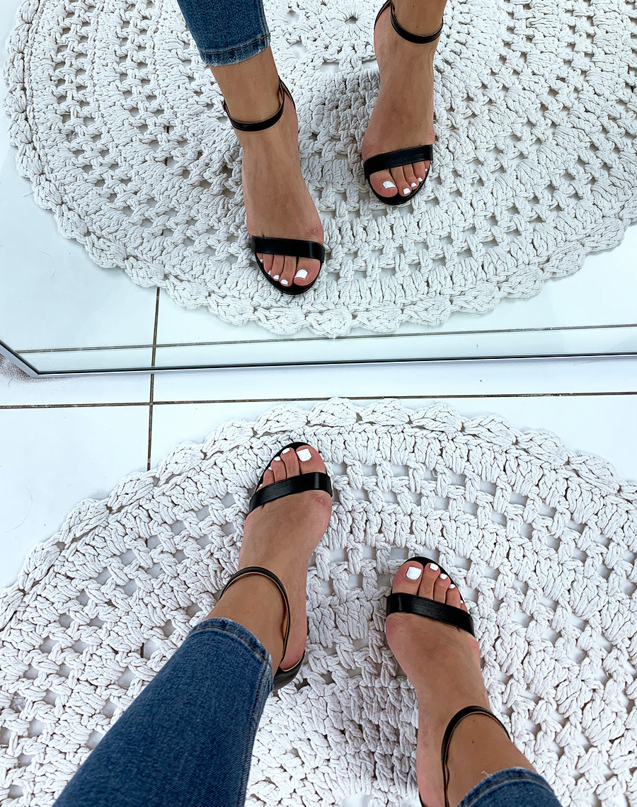 Sandales en similicuir noires à talons carrés