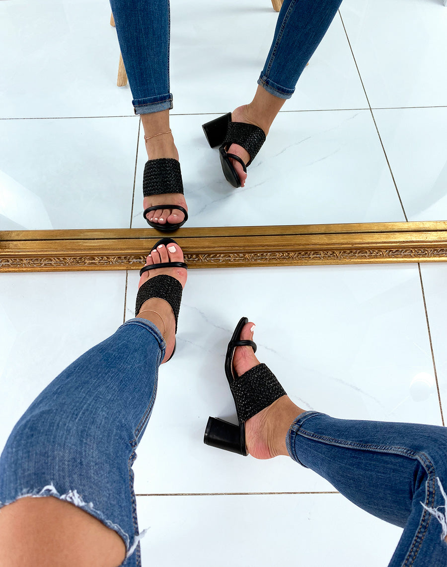 Sandales en similicuir noires à talons et à double brides