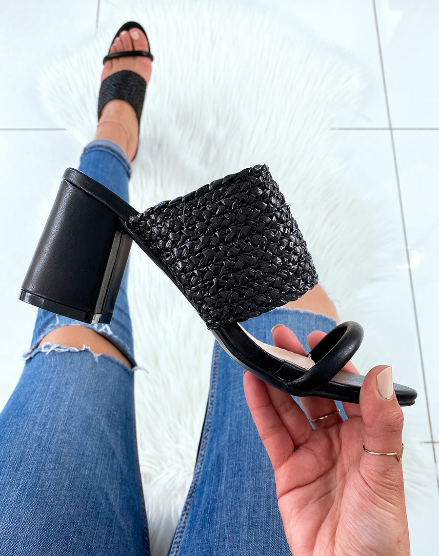 Sandales en similicuir noires à talons et à double brides