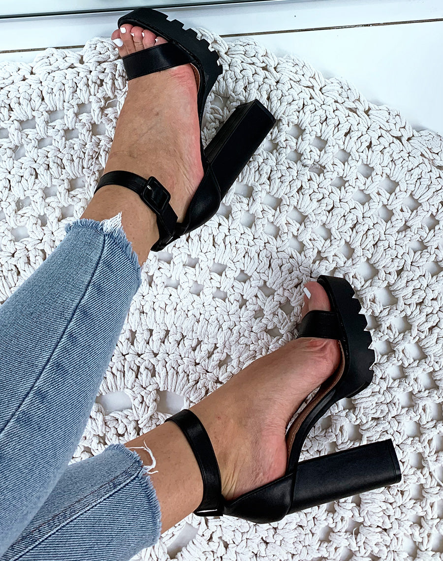 Sandales en similicuir noires à talons et à semelles crantées