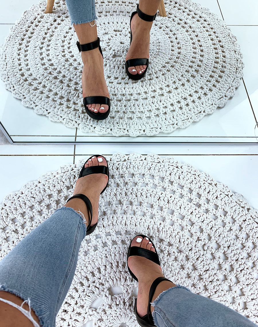 Sandales en similicuir noires à talons et à semelles crantées