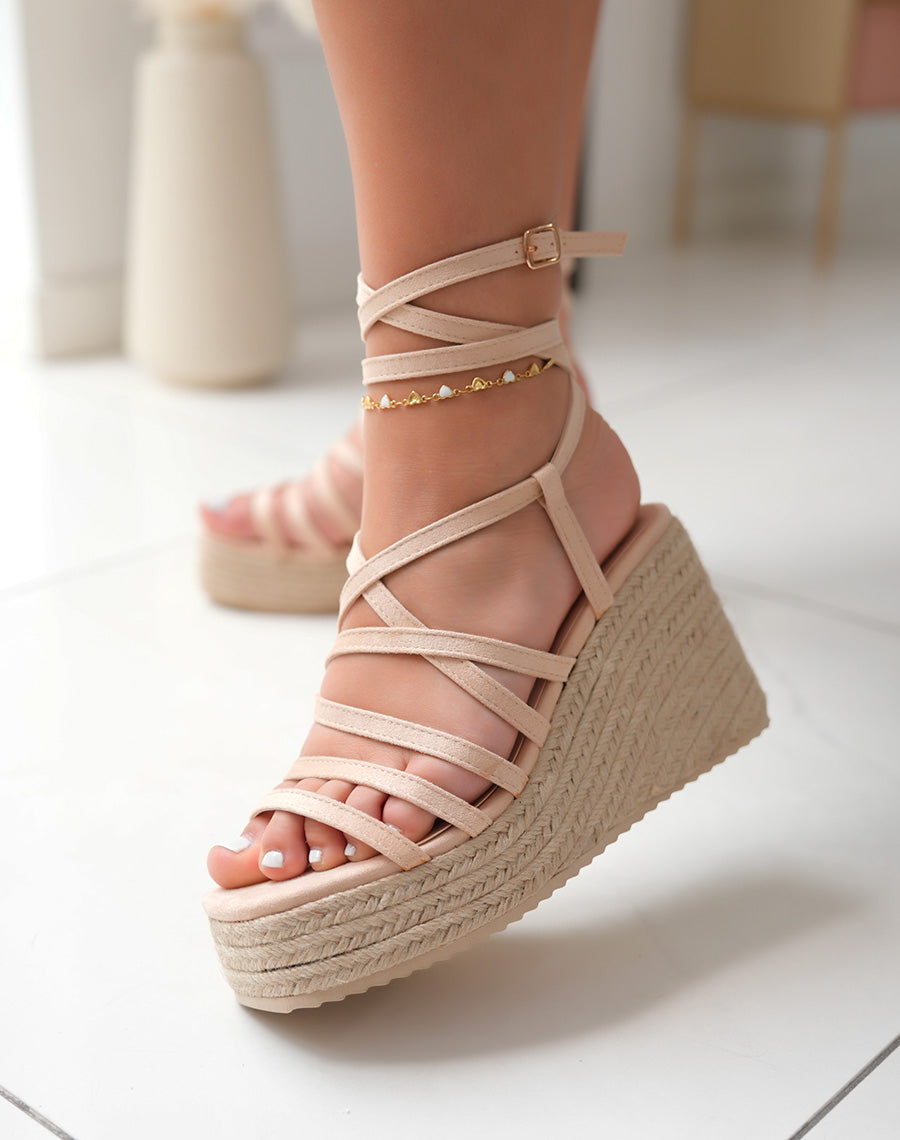 Sandales en suédine beige compensés en corde avec multiples lanières