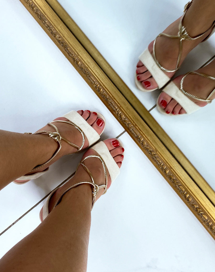Sandales en suédine beige à sangle dorée