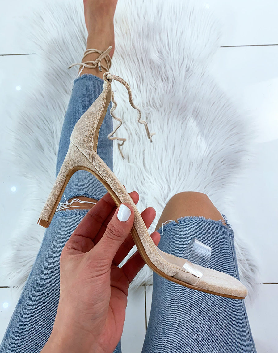 Sandales en suédine beige à talon et bride transparente