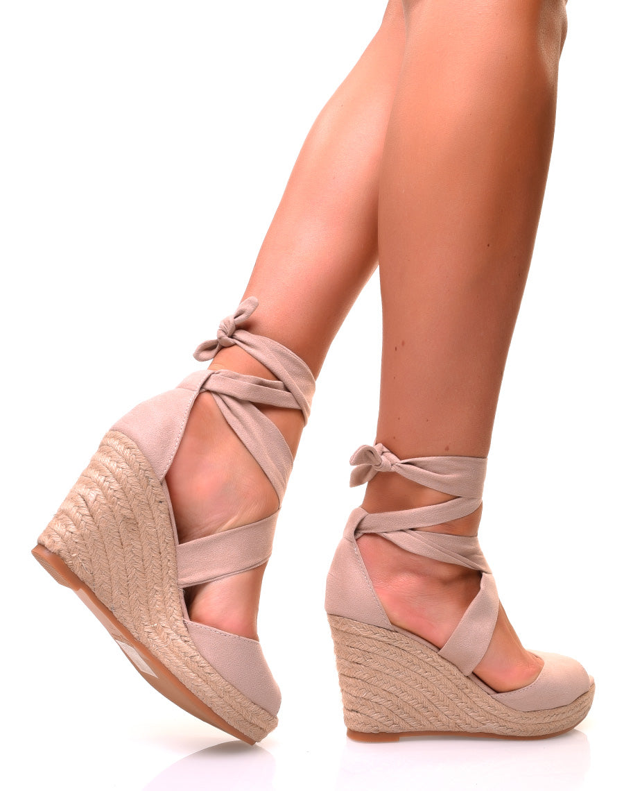 Sandales en suédine beige à talons compensés