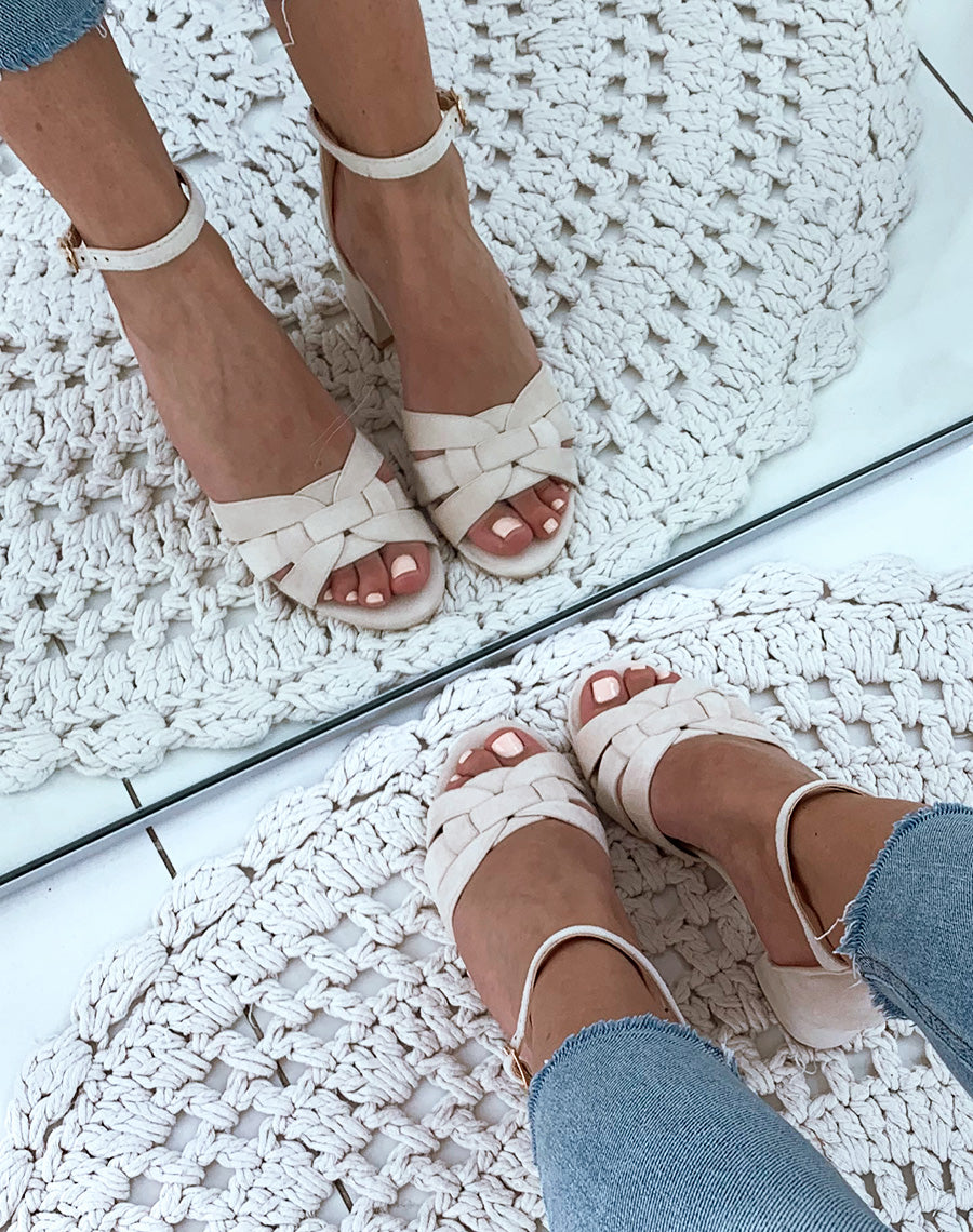 Sandales en suédine beiges à petits talons carrés et larges brides fantaisies