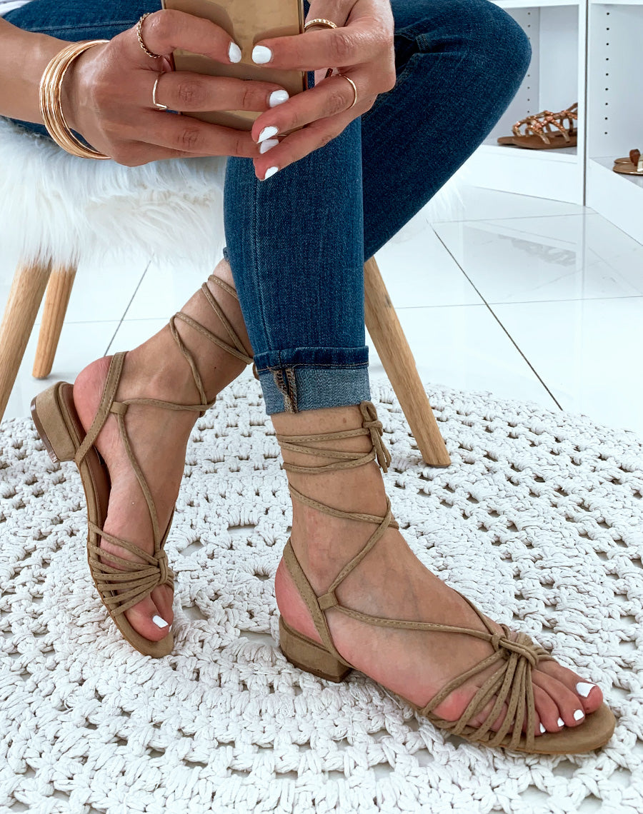 Sandales en suédine beiges à petits talons et à lacets