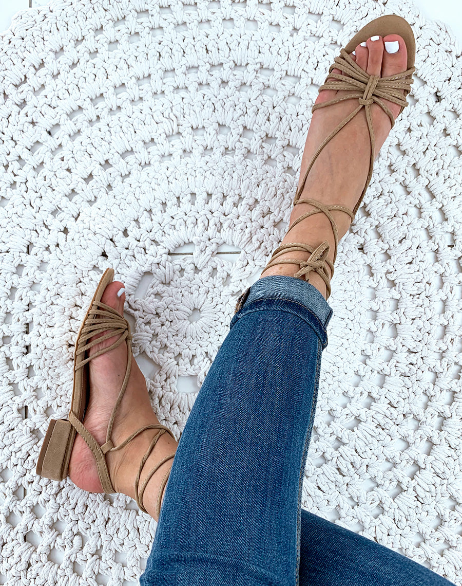 Sandales en suédine beiges à petits talons et à lacets