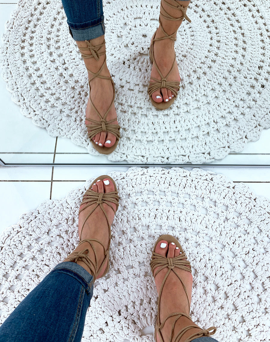 Sandales en suédine beiges à petits talons et à lacets