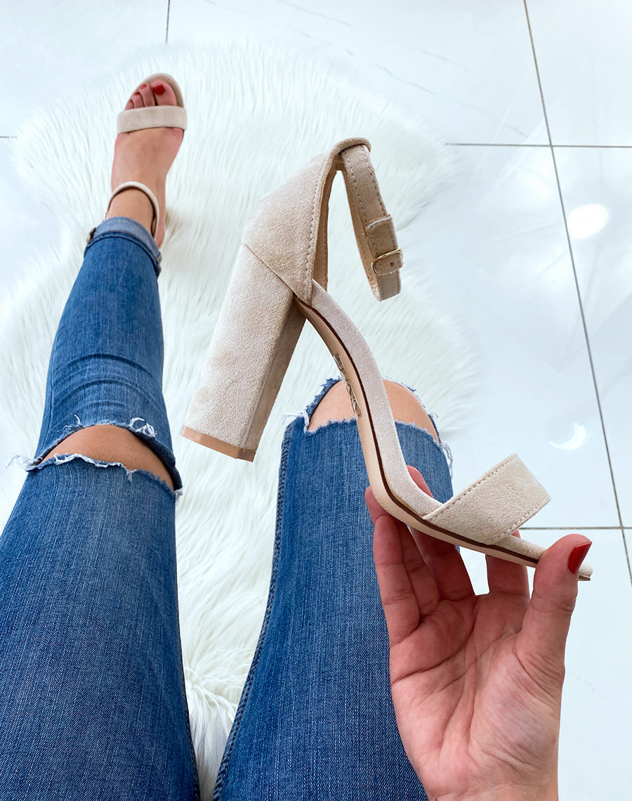Sandales en suédine beiges à talons carrés