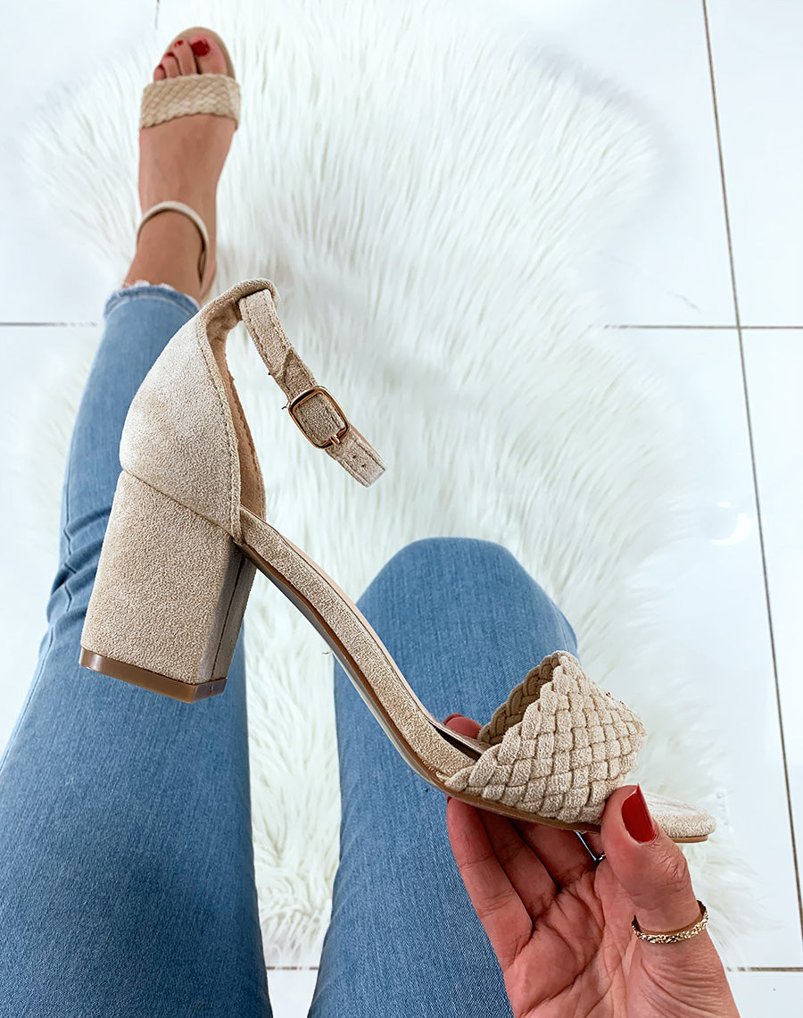 Sandales en suédine beiges à talons carrés et à bride tressée