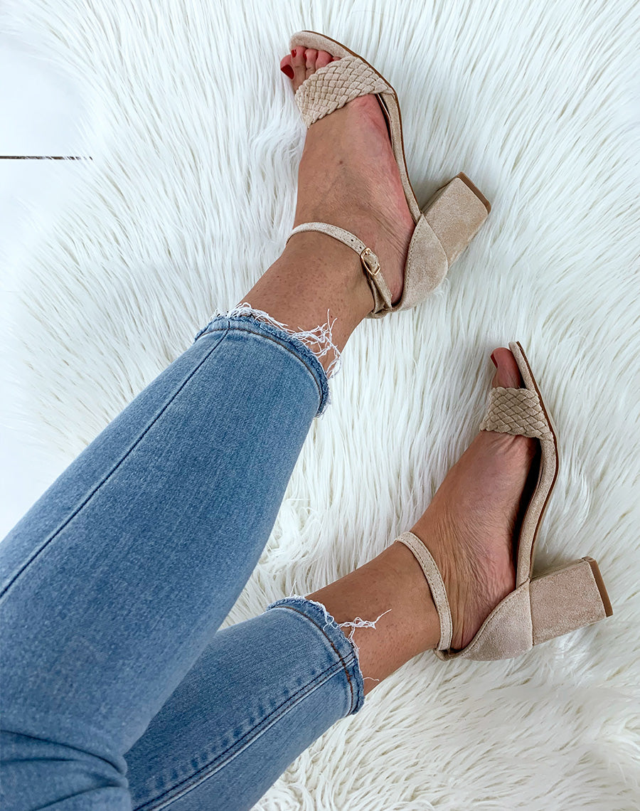Sandales en suédine beiges à talons carrés et à bride tressée