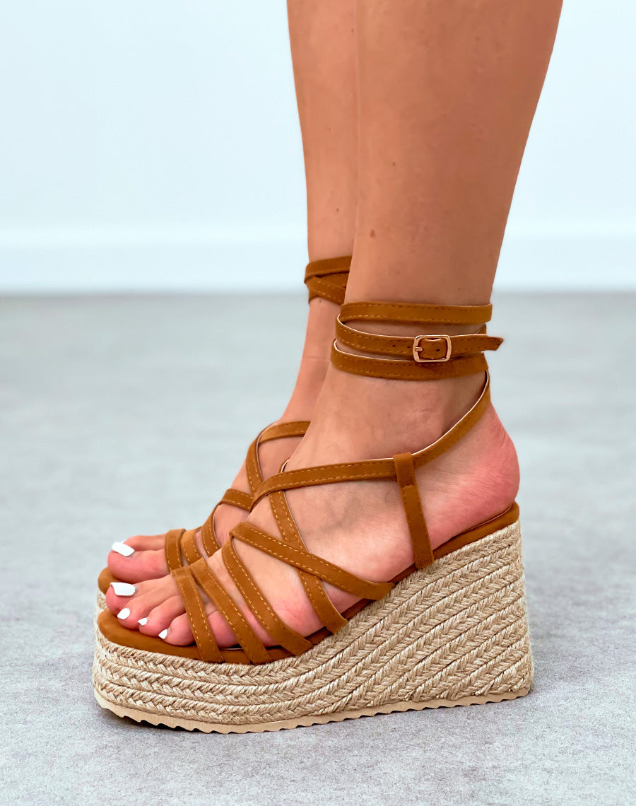 Sandales en suédine camel compensés en corde avec multiples lanières