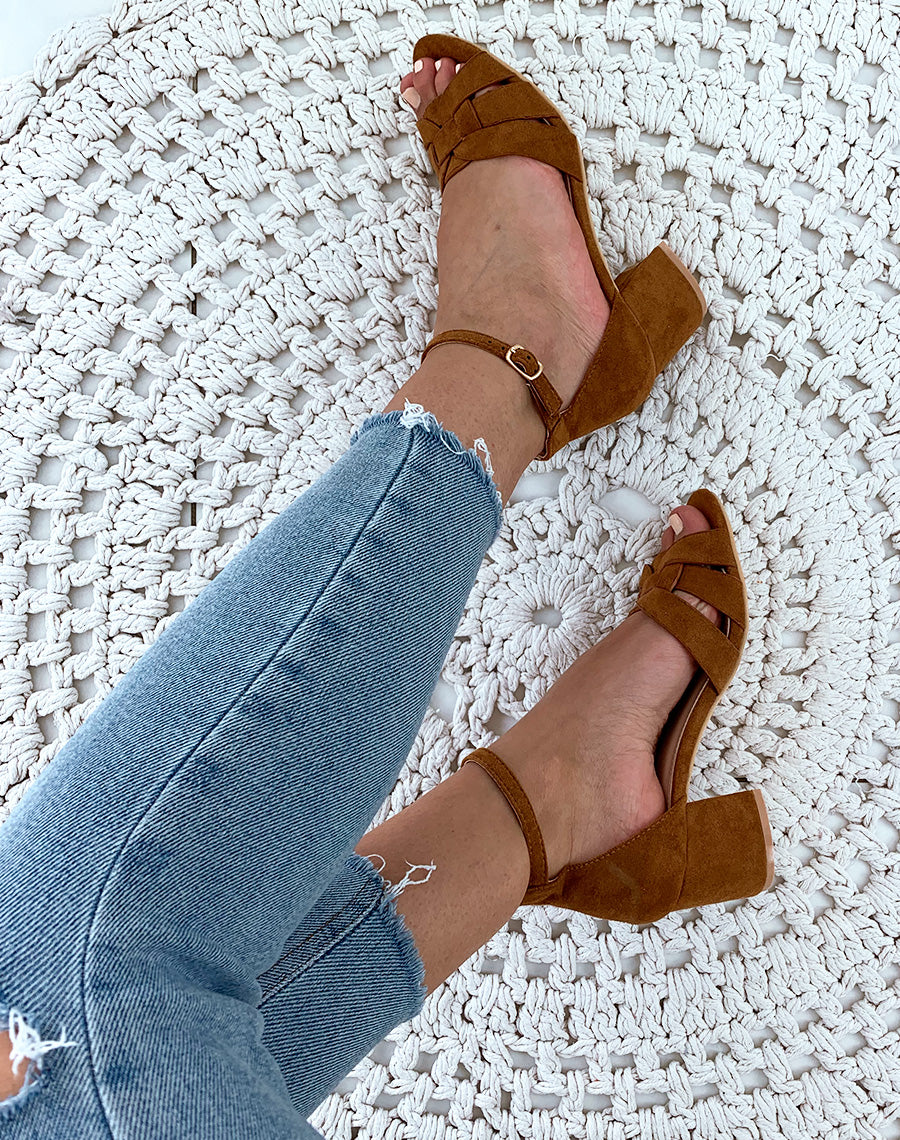 Sandales en suédine camel à petits talons carrés et larges brides fantaisies