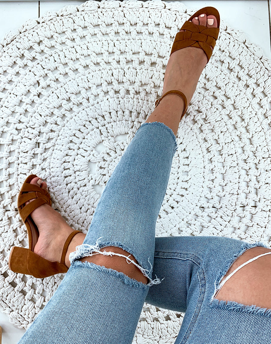 Sandales en suédine camel à petits talons carrés et larges brides fantaisies