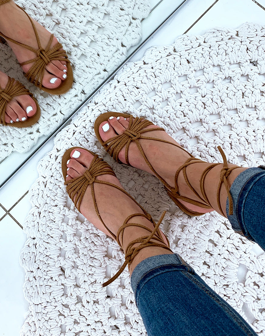 Sandales en suédine camel à petits talons et à lacets