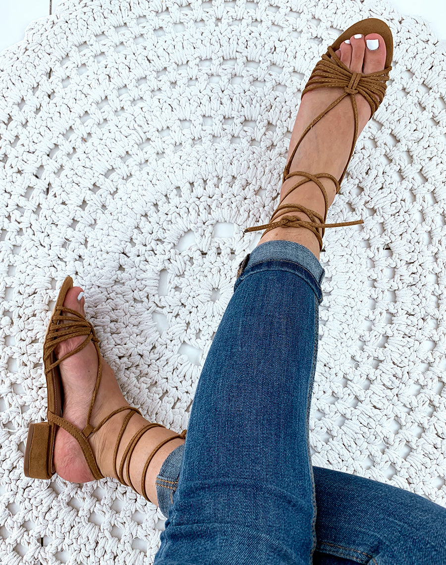 Sandales en suédine camel à petits talons et à lacets