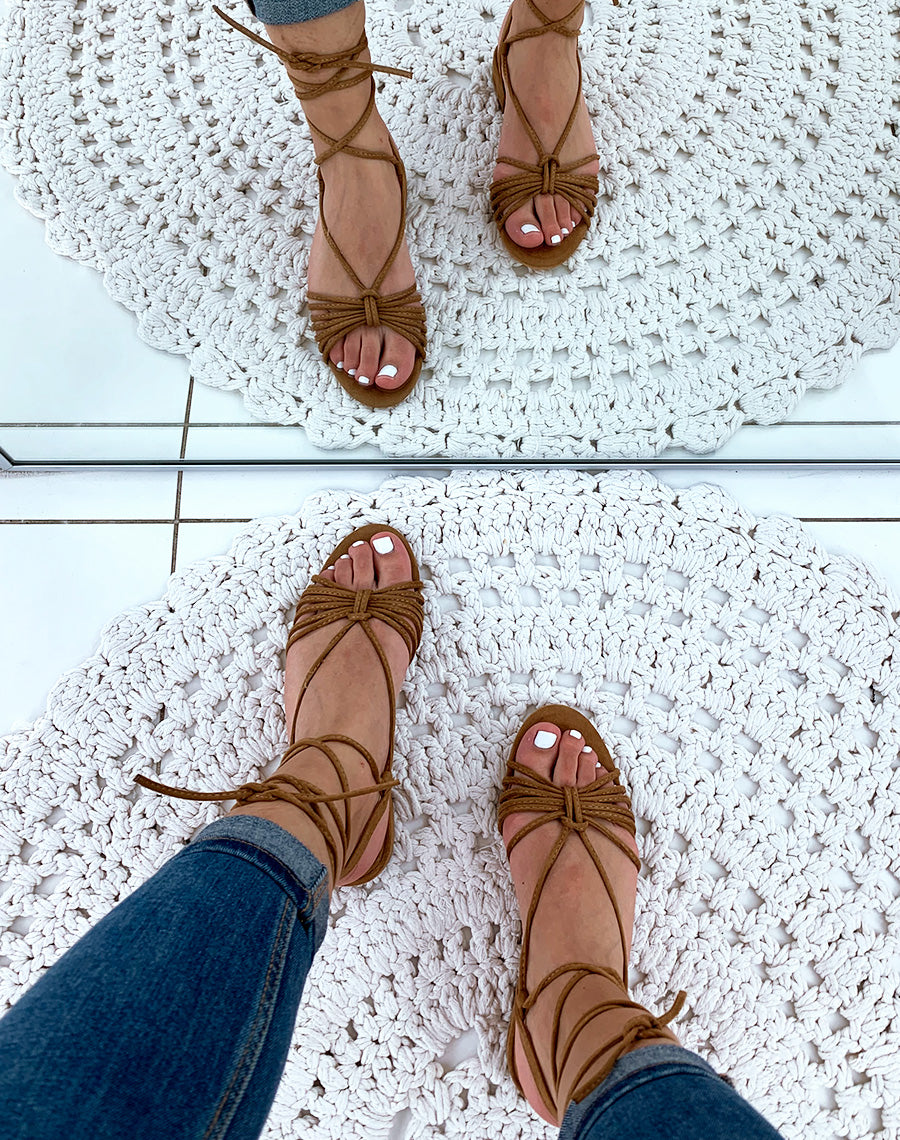 Sandales en suédine camel à petits talons et à lacets