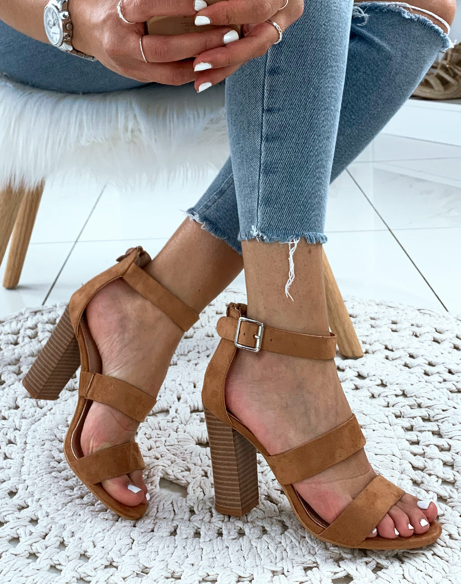 Sandales en suédine camel à talons et à multiples brides
