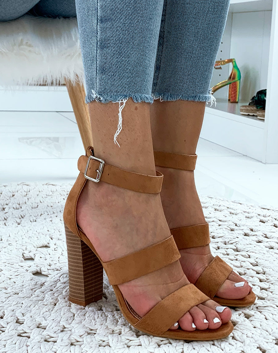 Sandales en suédine camel à talons et à multiples brides
