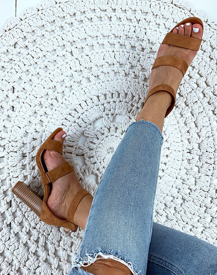 Sandales en suédine camel à talons et à multiples brides