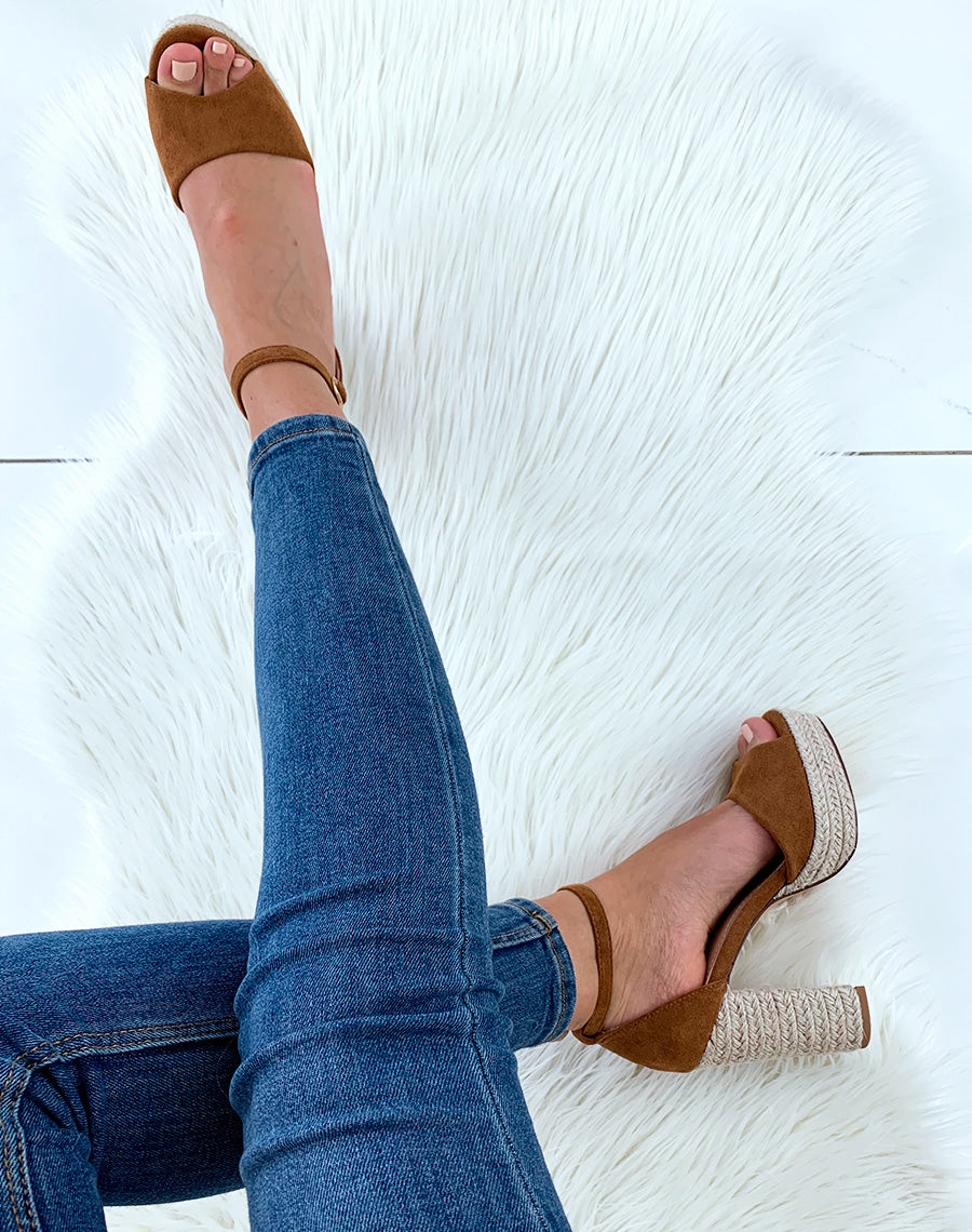 Sandales en suédine camel à talons et plateformes en corde