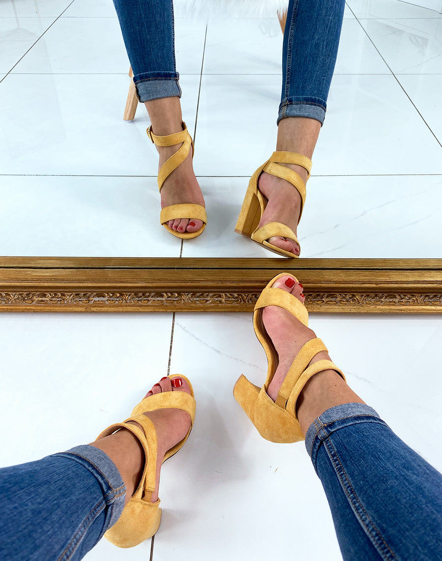 Sandales en suédine jaunes à multiples brides et à talons carrés