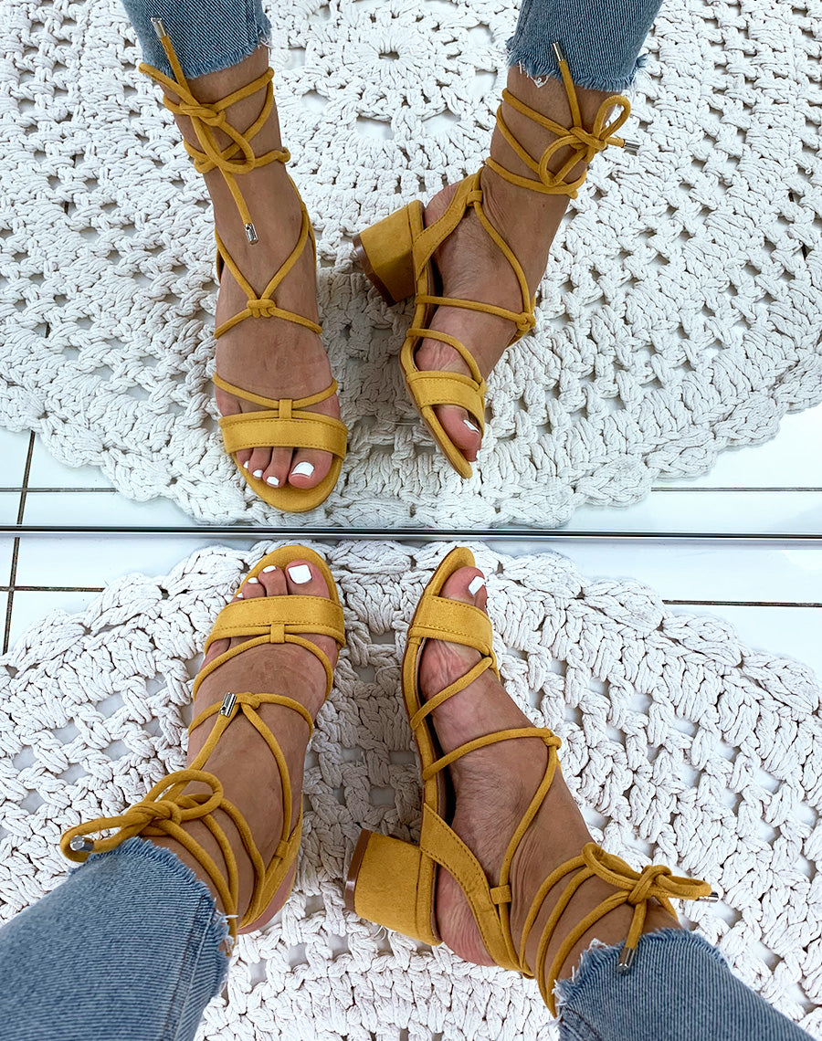 Sandales en suédine jaunes à petits talons et à lacets chevilles