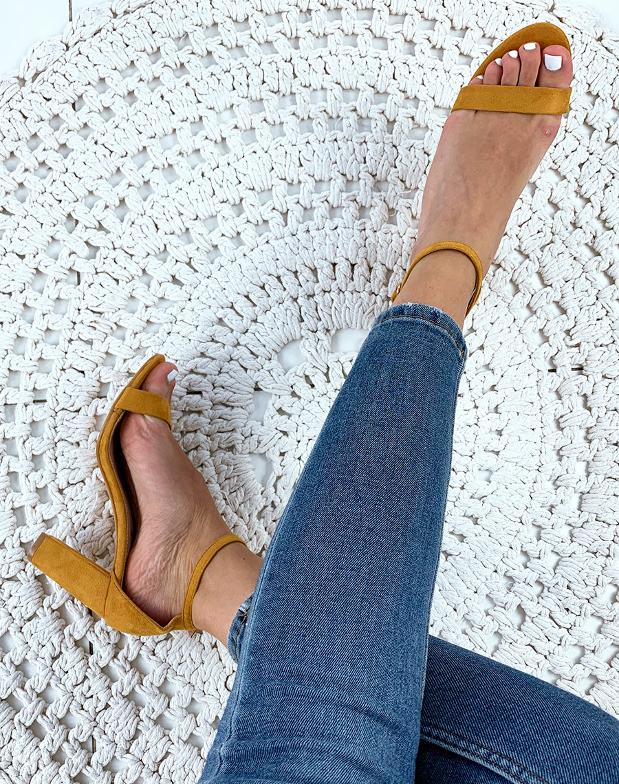 Sandales en suédine jaunes à talons carrés