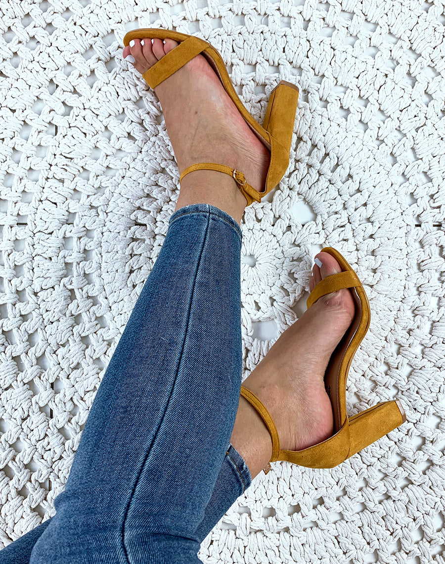 Sandales en suédine jaunes à talons carrés