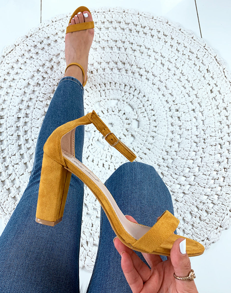 Sandales en suédine jaunes à talons carrés