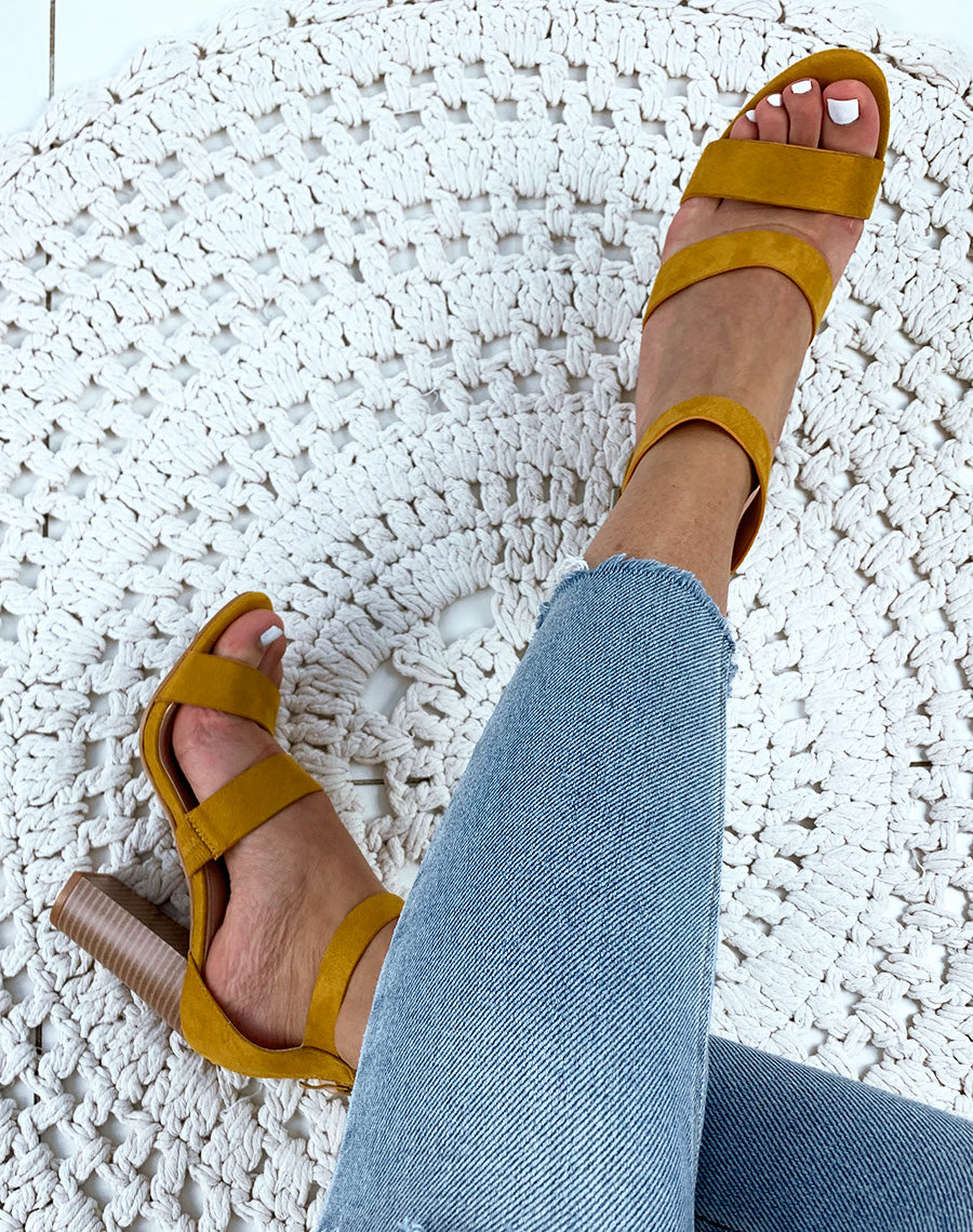 Sandales en suédine jaunes à talons et à multiples brides