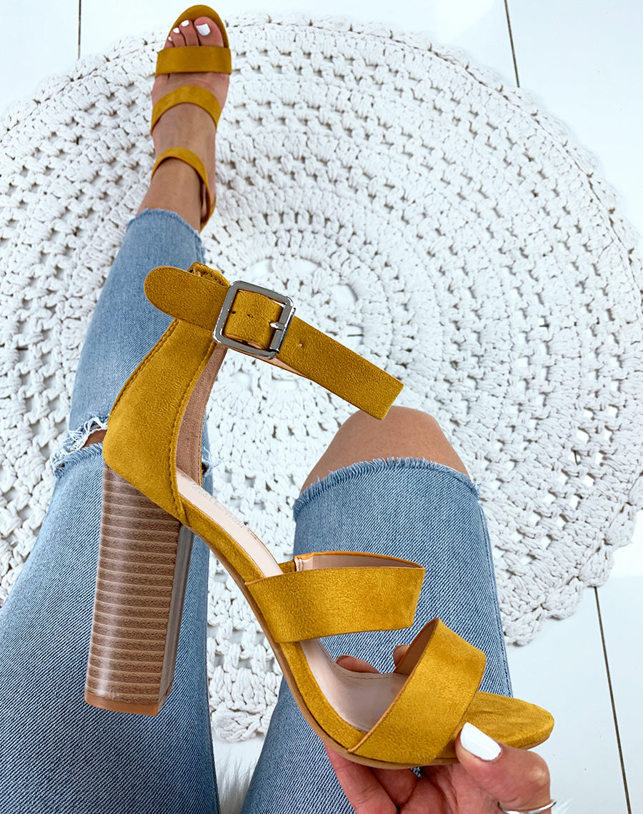 Sandales en suédine jaunes à talons et à multiples brides