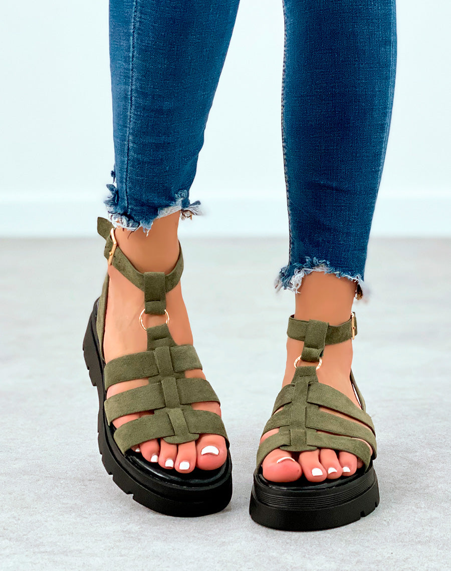 Sandales en suédine kaki à multiples lanières et semelle crantée