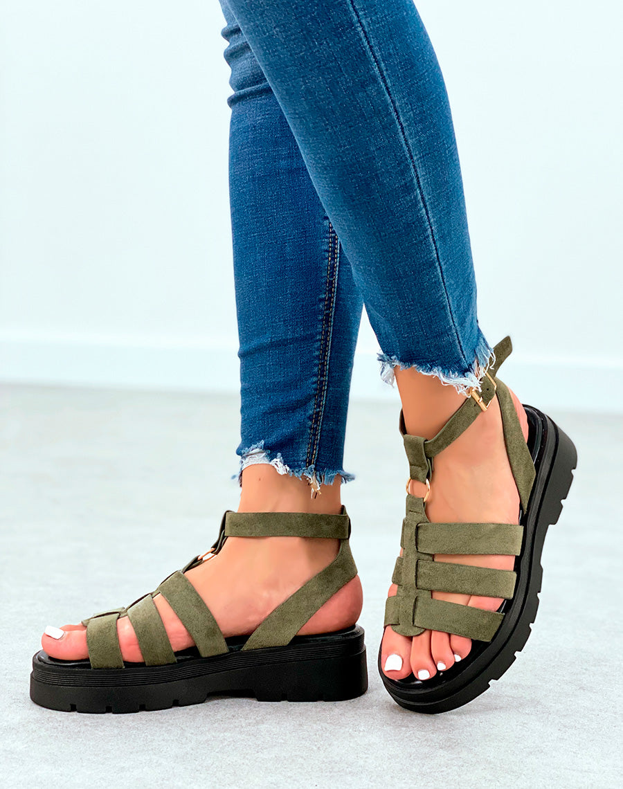 Sandales en suédine kaki à multiples lanières et semelle crantée