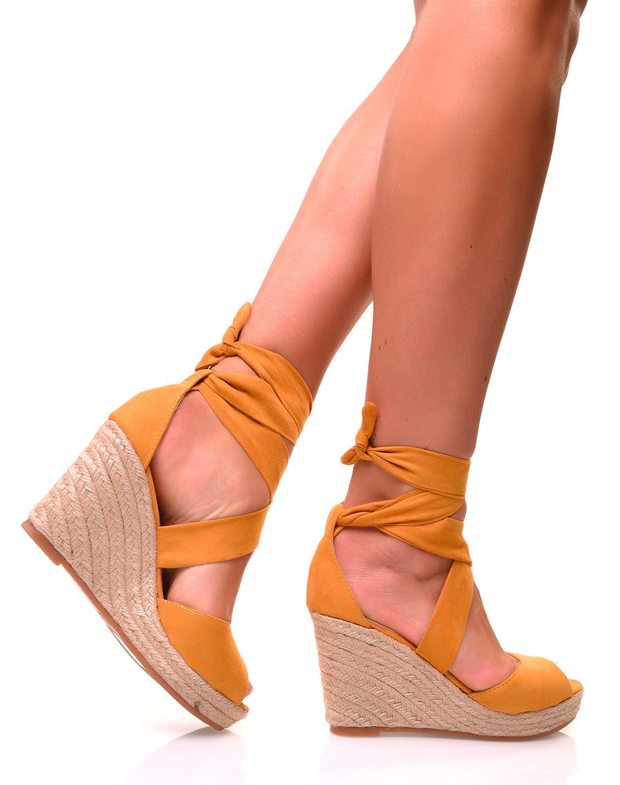 Sandales en suédine moutarde à talons compensés