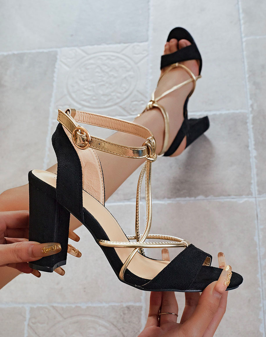Sandales en suédine noire à sangle dorée