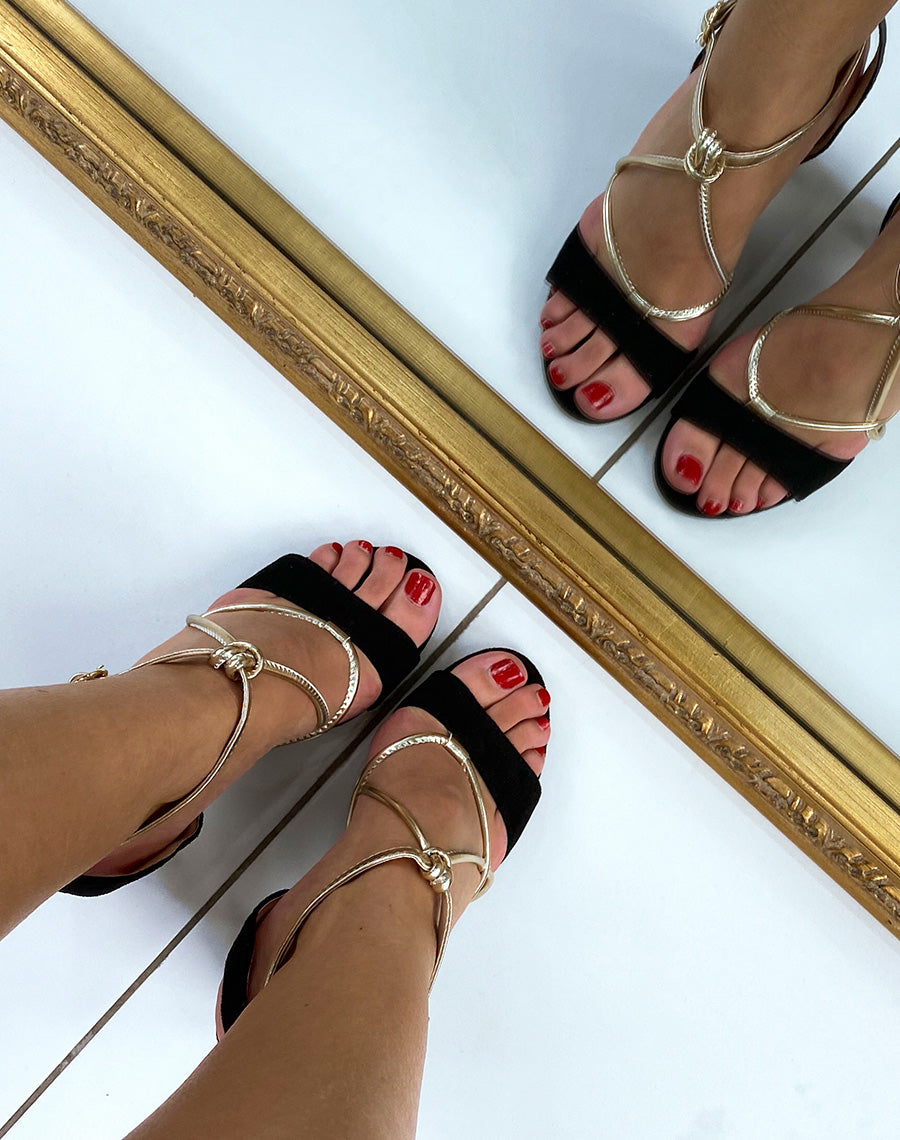 Sandales en suédine noire à sangle dorée