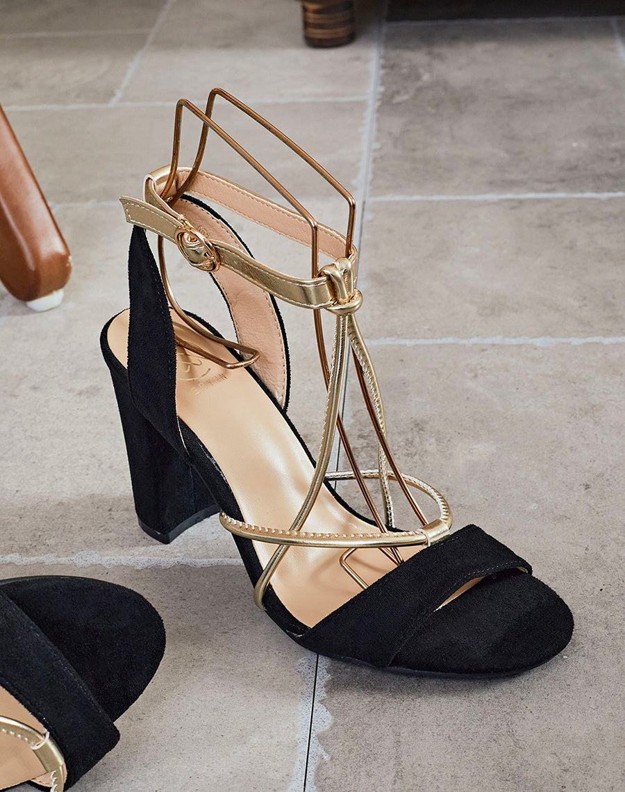 Sandales en suédine noire à sangle dorée