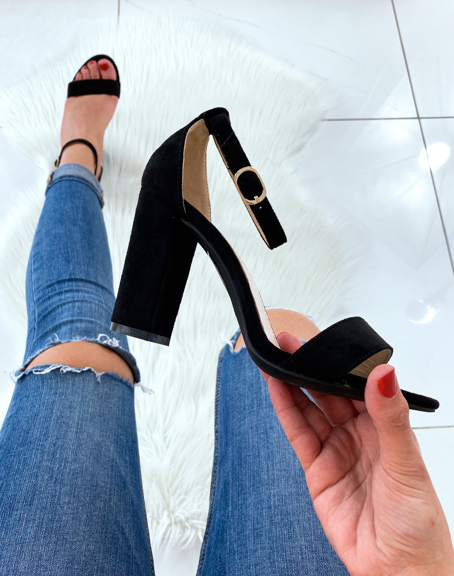 Sandales en suédine noires à talons carrés