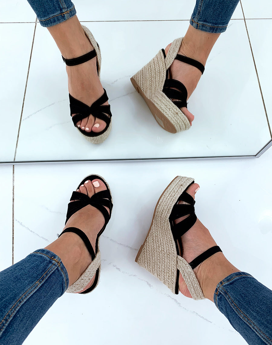 Sandales en suédine noires à talons compensés