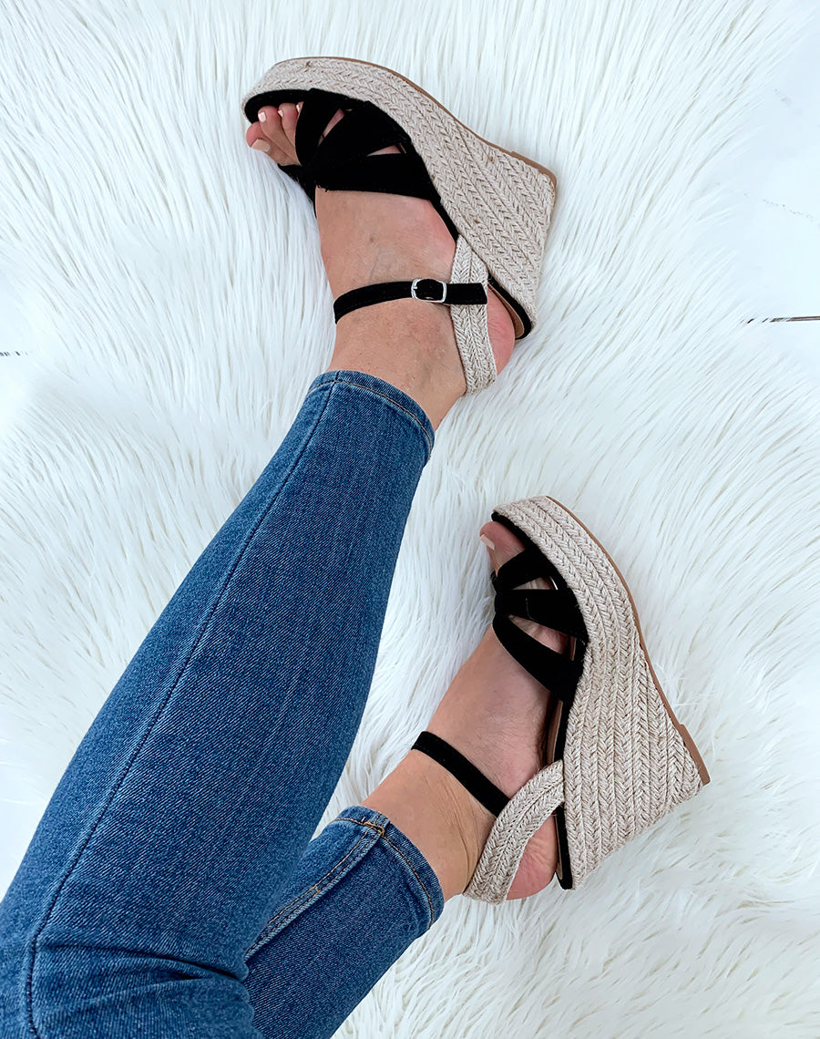 Sandales en suédine noires à talons compensés