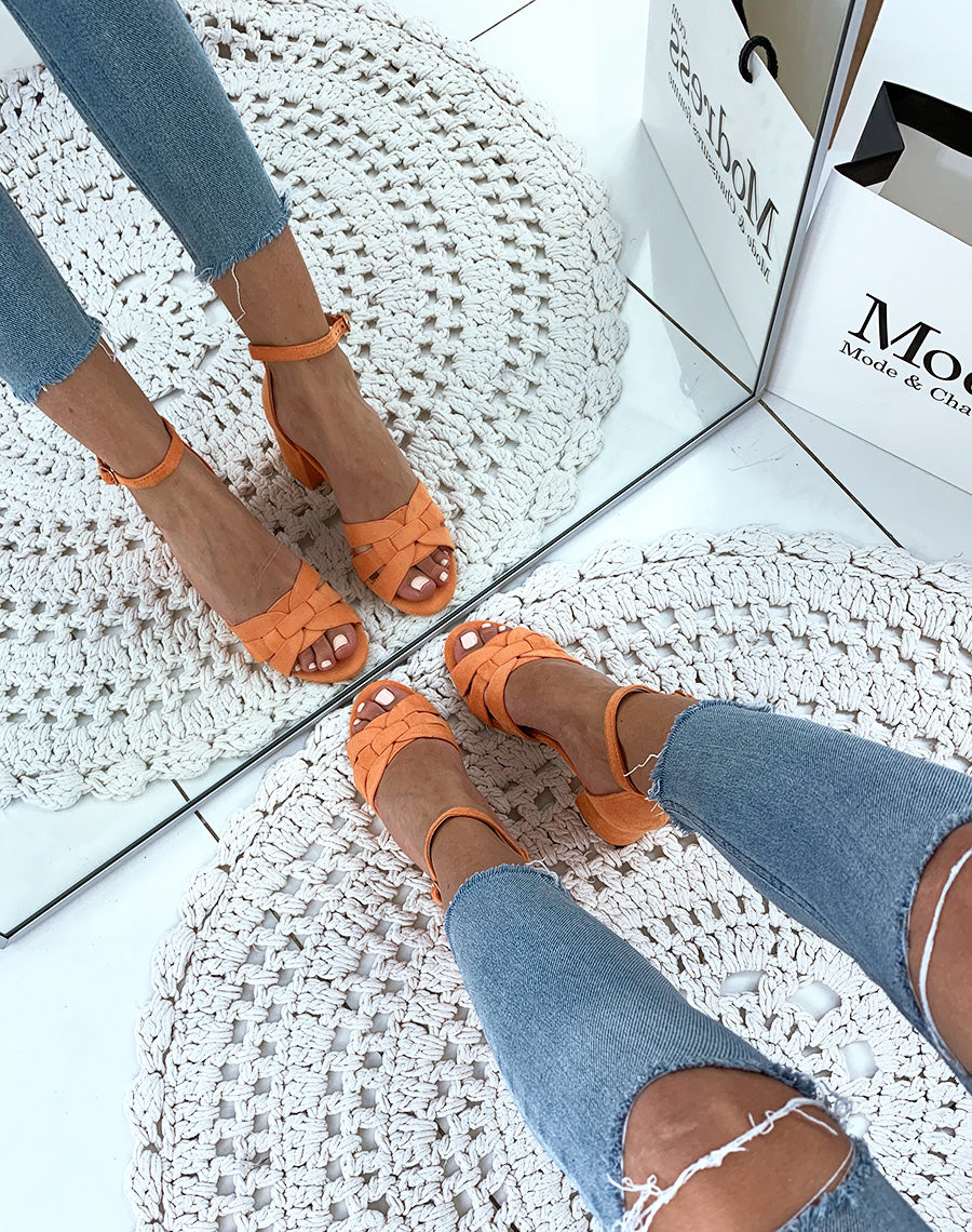 Sandales en suédine oranges à petits talons carrés et larges brides fantaisies