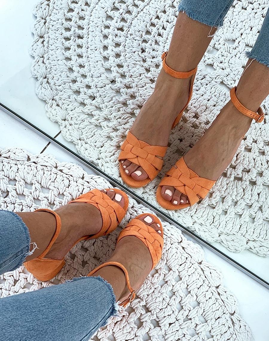 Sandales en suédine oranges à petits talons carrés et larges brides fantaisies