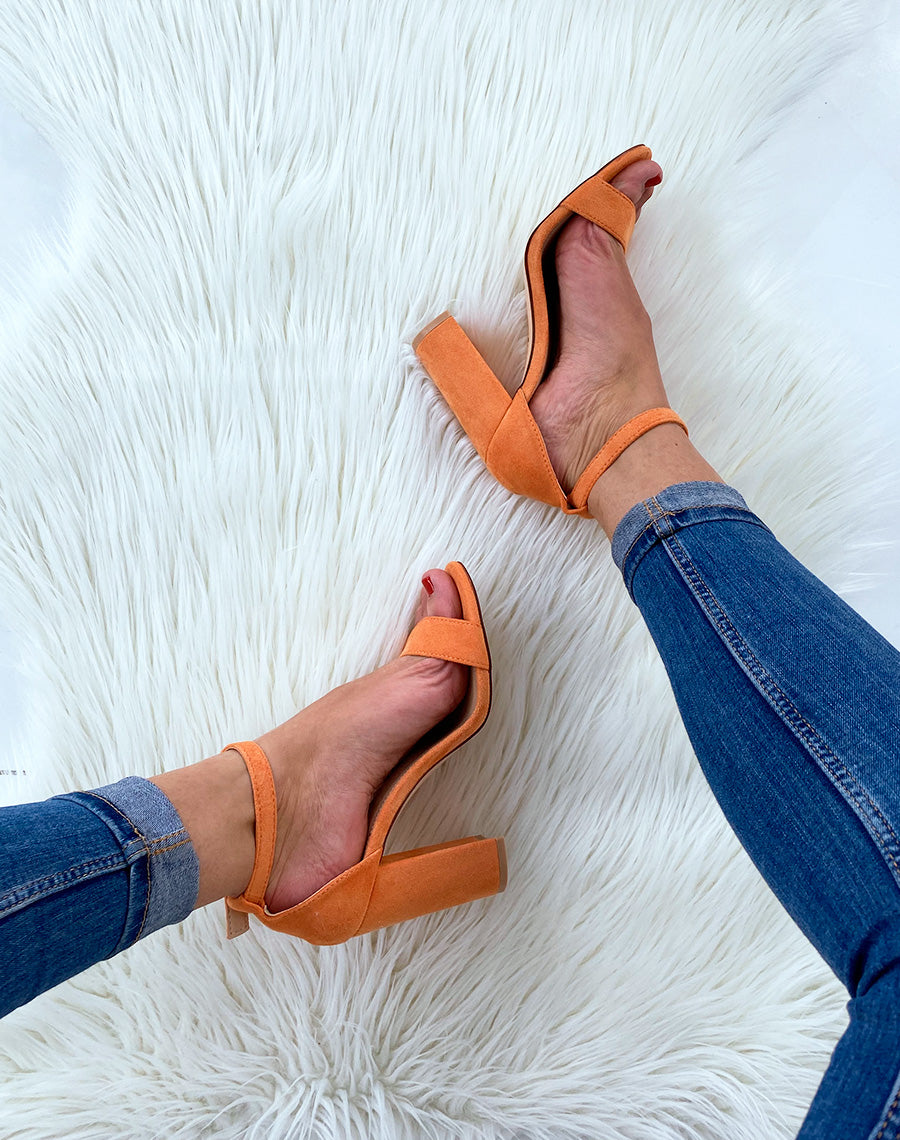 Sandales en suédine oranges à talons carrés
