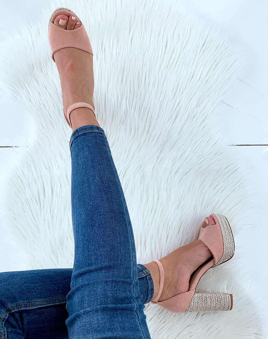 Sandales en suédine roses à talons et plateformes en corde