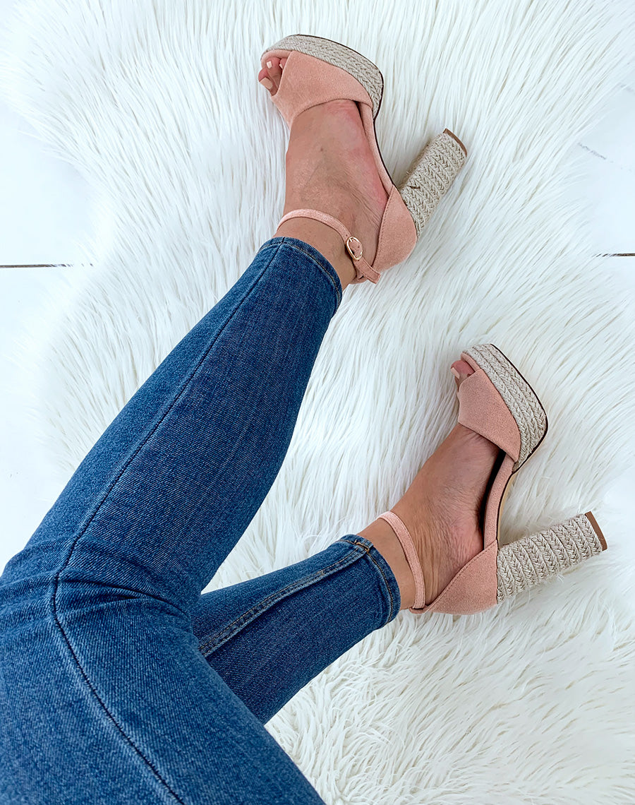 Sandales en suédine roses à talons et plateformes en corde