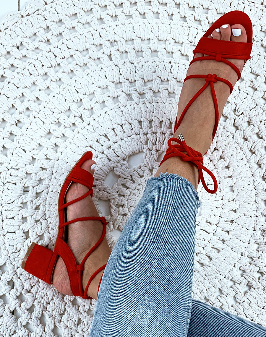 Sandales en suédine rouges à petits talons et à lacets chevilles