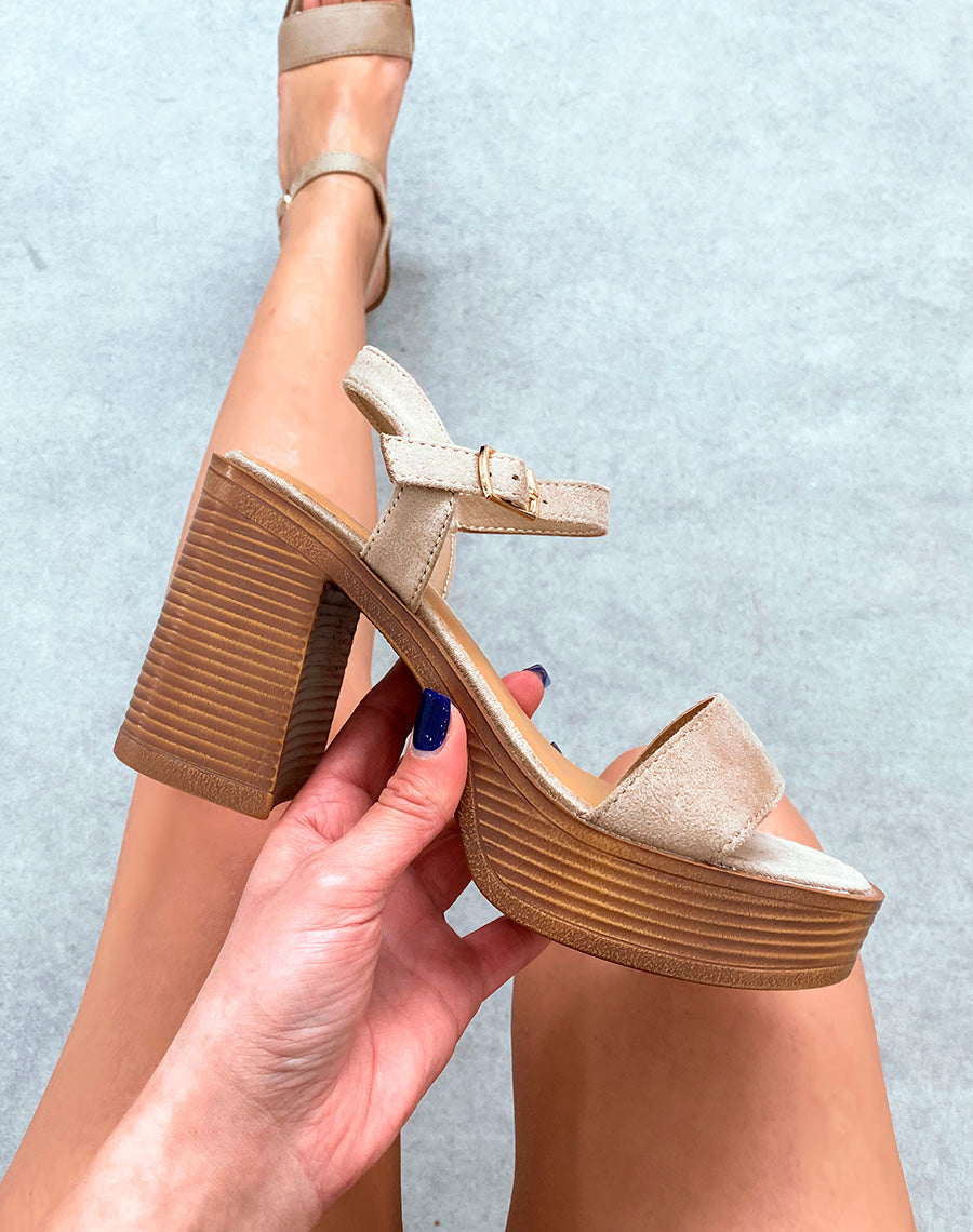 Sandales en suédine taupe à talon épais marron